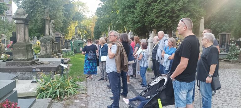 Wycieczka Członków i Sympatyków Lubelskiego TG po zespole cmentarnym przy ulicy Lipowej w Lublinie.
